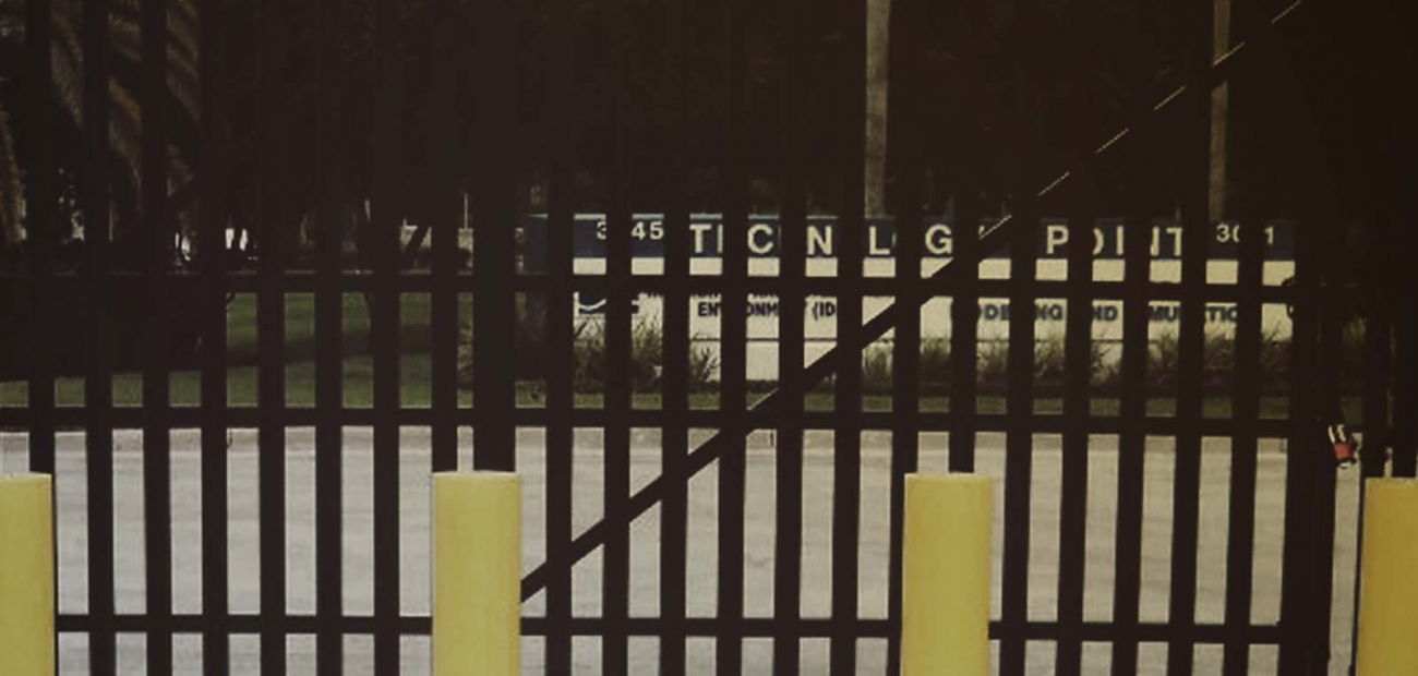 BLOKAD RETRACTABLE Bollard in front of gate